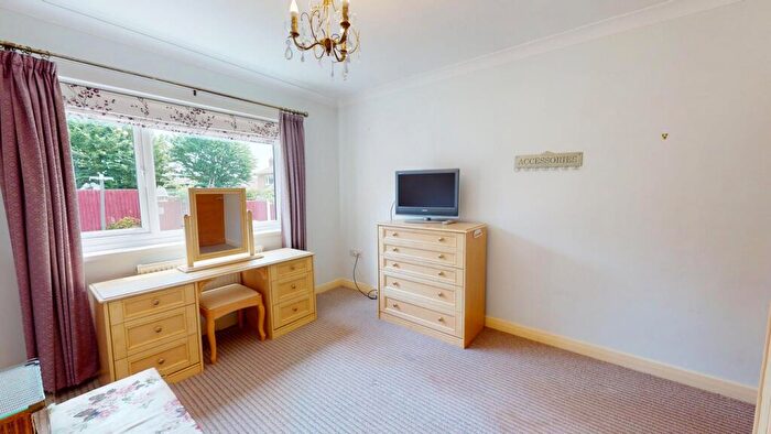2 Bedroom Detached Bungalow For Sale In Top Hall Road, Bessacarr, Doncaster, DN4