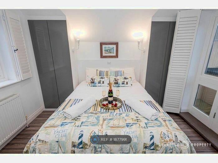 3 Bedroom Detached House To Rent In Temple Court, Bournemouth, SO41