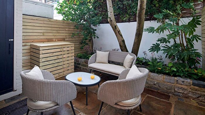 3 Bedroom Cottage To Rent In Cheval Place, London, SW7