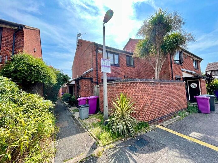 1 Bedroom Semi-Detached House To Rent In Claire Place, London, E14