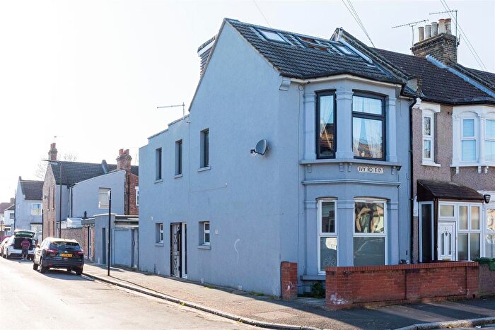 2 Bedroom Flat For Sale In Ivy Road, Walthamstow, E17