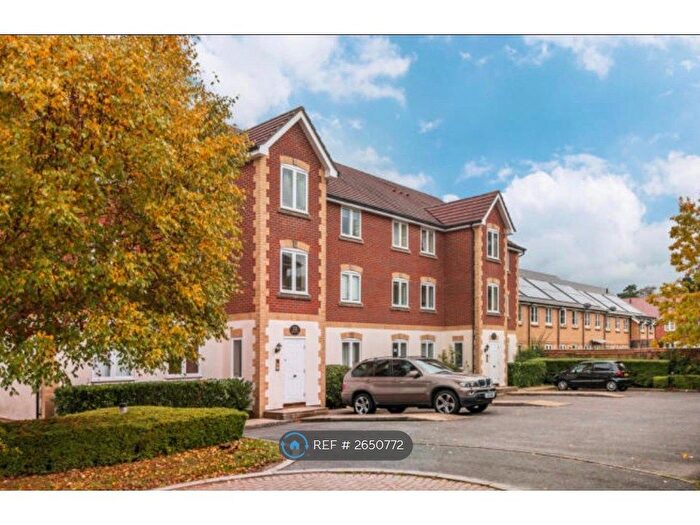 2 Bedroom Flat To Rent In Drew Place, Caterham, CR3