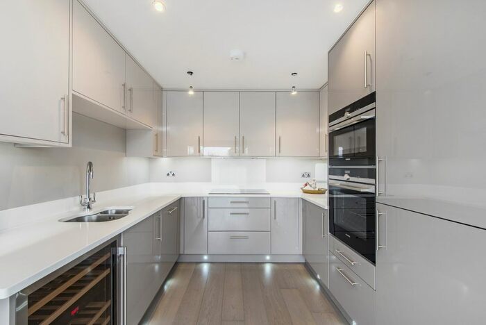 2 Bedroom Flat To Rent In High Road, Bushey Heath, Bushey, WD23