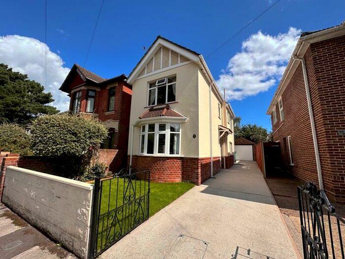 3 Bedroom Detached House To Rent In West Road, SO19