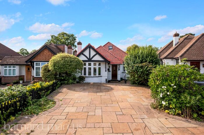 4 Bedroom Detached House To Rent In The Warren, Worcester Park, KT4