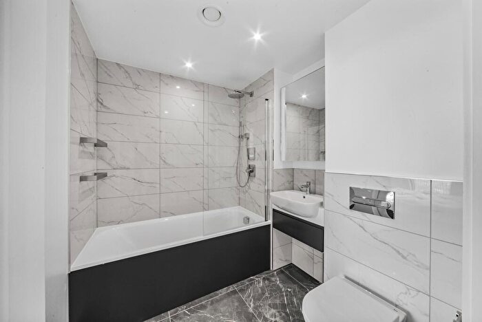 1 Bedroom Apartment To Rent In One Thames Quay, Marsh Wall, E14