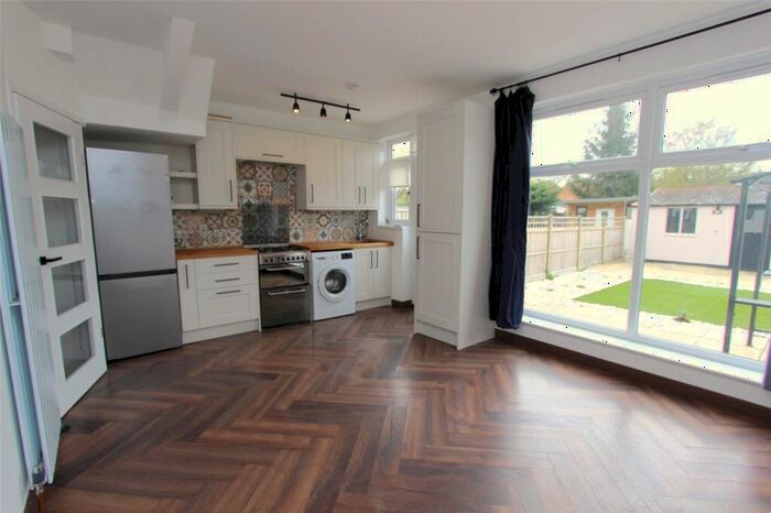 1 Bedroom Apartment To Rent In Arterial Road, Leigh-on-Sea, Essex, SS9