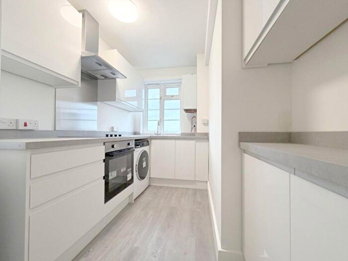 2 Bedroom Flat To Rent In Ashford Court, Cricklewood, NW2
