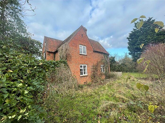 4 Bedroom Detached House For Sale In Octagon Farm, Bedford Road, Cople, MK44
