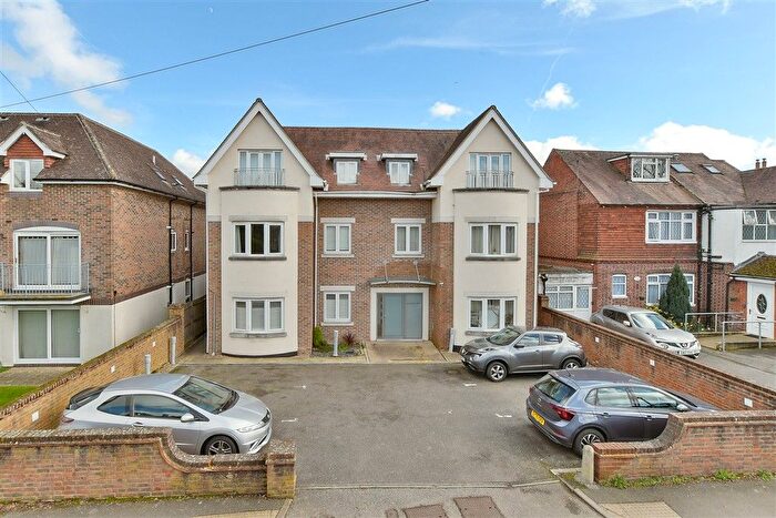 1 Bedroom Flat For Sale In Ladbroke Road, Redhill, Surrey, RH1