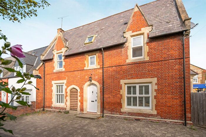 4 Bedroom End Terrace House To Rent In Hunters Mews, Windsor, SL4