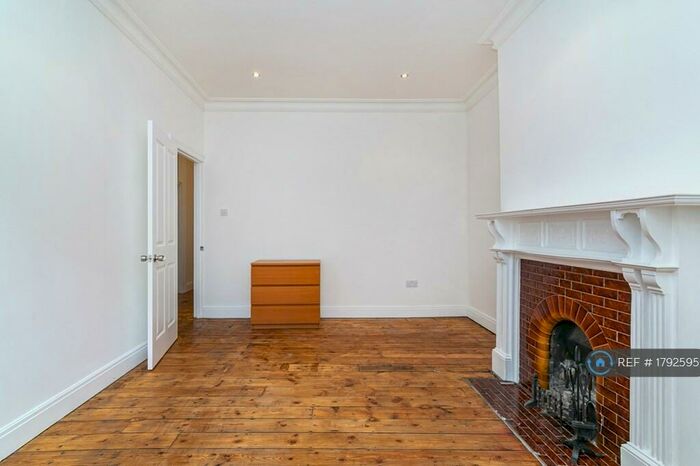3 Bedroom Flat To Rent In St. Pauls Avenue, London, NW2