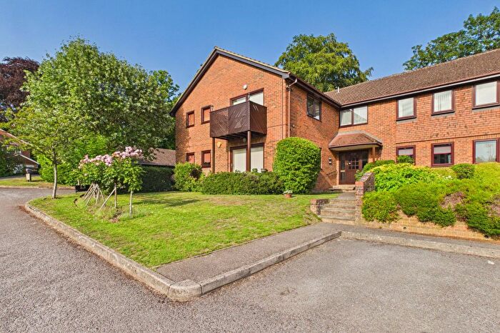2 Bedroom Flat For Sale In Collingwood Rise, Camberley, Surrey, GU15