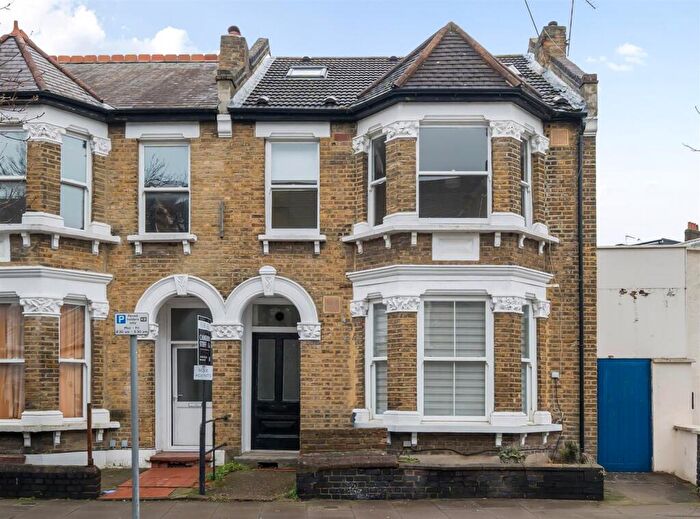 3 Bedroom Flat For Sale In Charteris Road, London, NW6