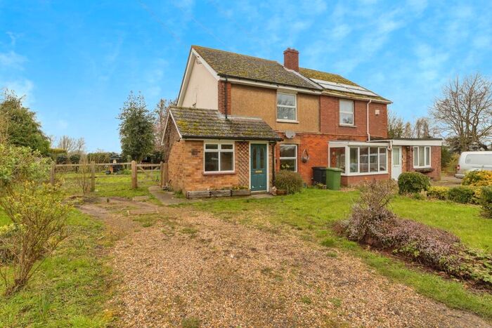 3 Bedroom Semi-Detached House For Sale In Dam Brigg, Banham, Norwich, NR16