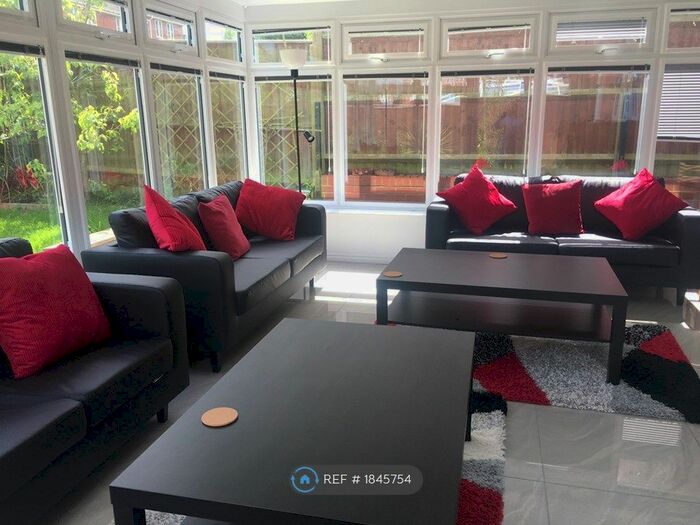 7 Bedroom Detached House To Rent In Galingale View, Newcastle-Under-Lyme, ST5