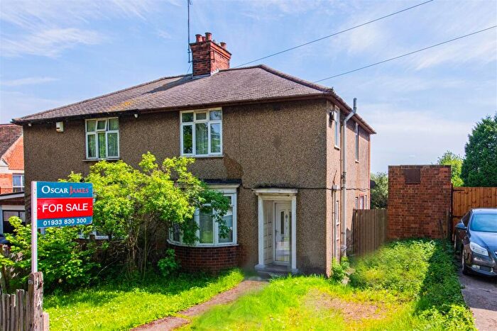 3 Bedroom Semi-Detached House For Sale In Finedon Road, Wellingborough, NN8