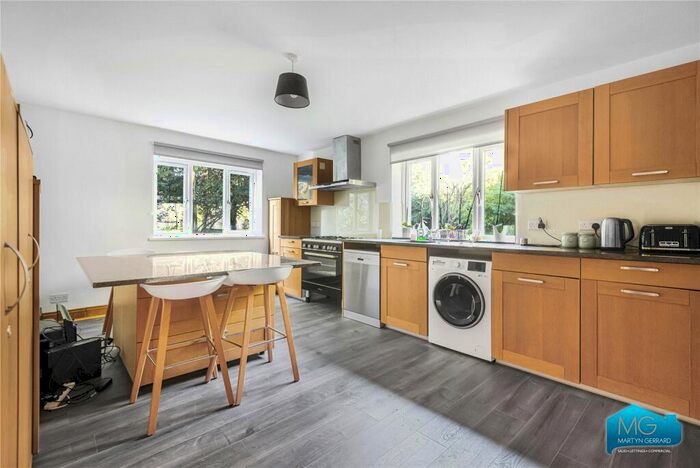 2 Bedroom Maisonette To Rent In Friern Barnet Lane, Whetstone, London, N20