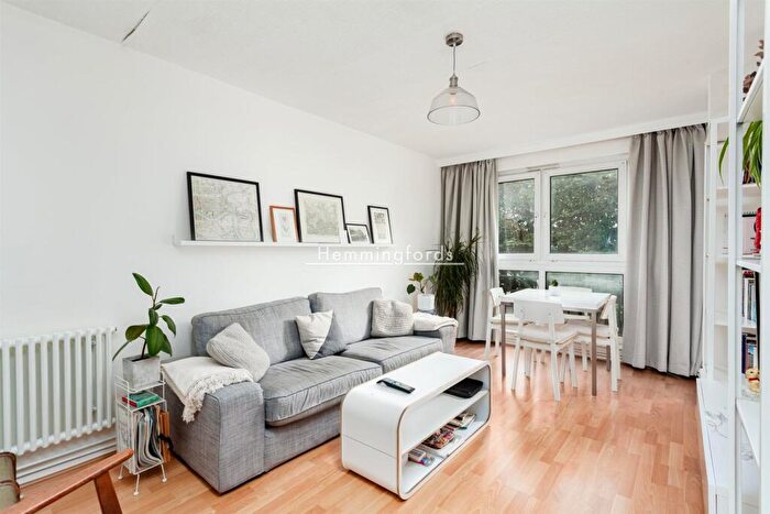 3 Bedroom Apartment To Rent In Pakenham House, Wellington Row, E2