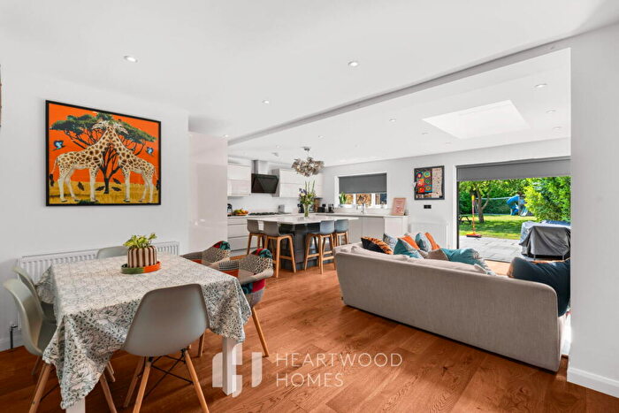 4 Bedroom Semi-Detached House For Sale In Barnfield Road, St. Albans, AL4