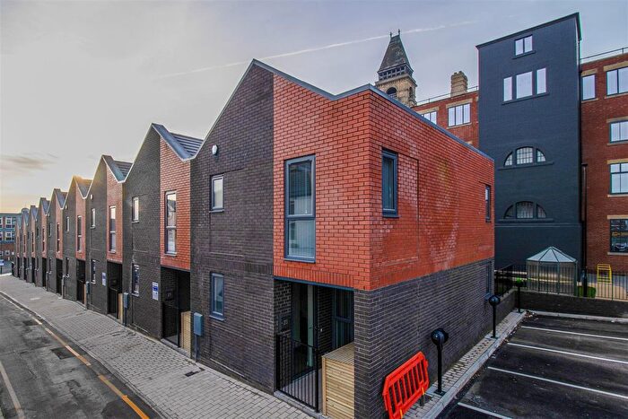 3 Bedroom End Terrace House To Rent In Gills Yard, Wakefield, WF1