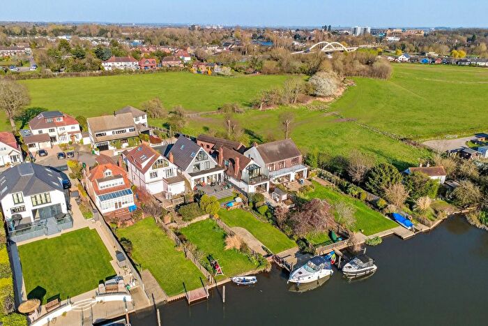 4 Bedroom Detached House For Sale In Dunally Park, Shepperton, TW17