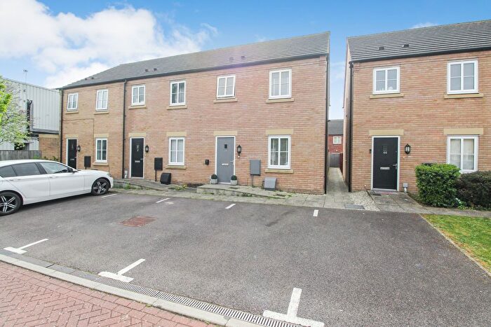 3 Bedroom Semi Detached House For Sale In Turnpike Gardens, Bedford, MK42