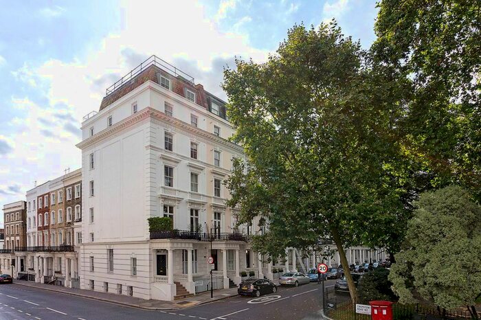 2 Bedroom Flat To Rent In St Stephens Gardens, Notting Hill, London, W2