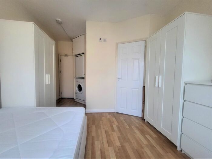 Studio To Rent In Garratt Lane, London, SW18