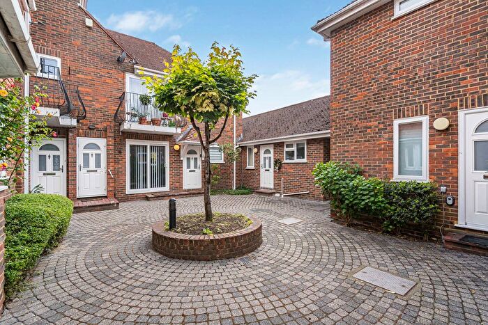 2 Bedroom Flat For Sale In Cherry Tree Close, Farnham, Surrey, GU9