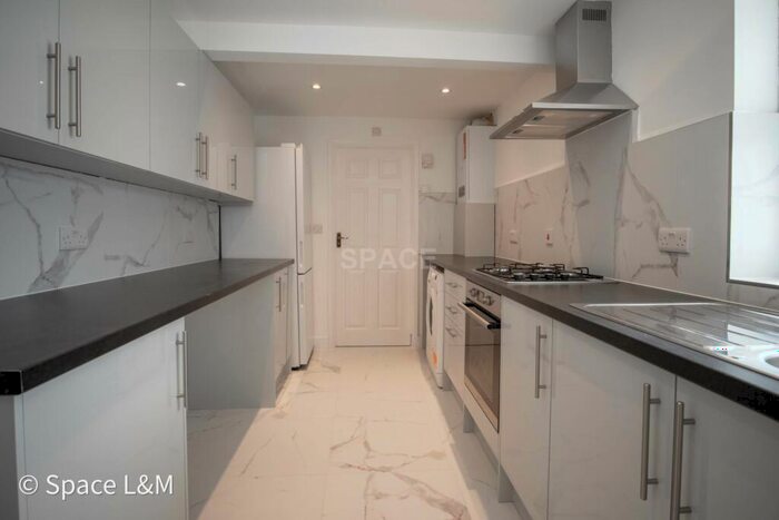 4 Bedroom Terraced House To Rent In Pitcroft Avenue, Earley, RG6