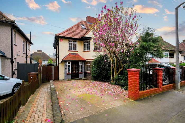 3 Bedroom Semi-Detached House To Rent In Inks Green, Chingford, E4