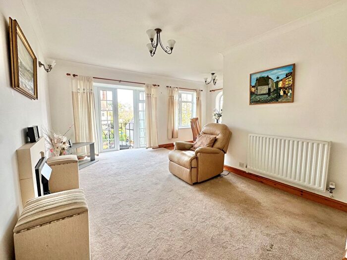 2 Bedroom Flat For Sale In Garden Close, Bexhill-On-Sea, TN40