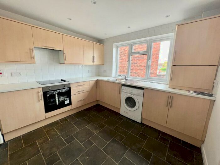 2 Bedroom Maisonette To Rent In High Street, Hornchurch, RM11