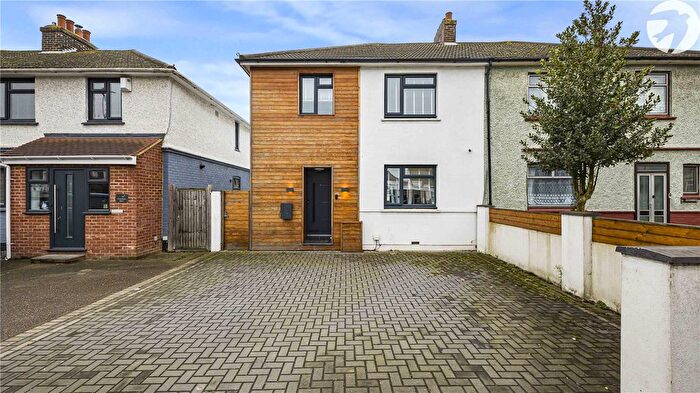 3 Bedroom Semi-Detached House For Sale In Frindsbury Road, Rochester, Kent, ME2