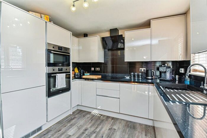 5 Bedroom End Of Terrace House For Sale In Middlefield Road, Chippenham, SN14