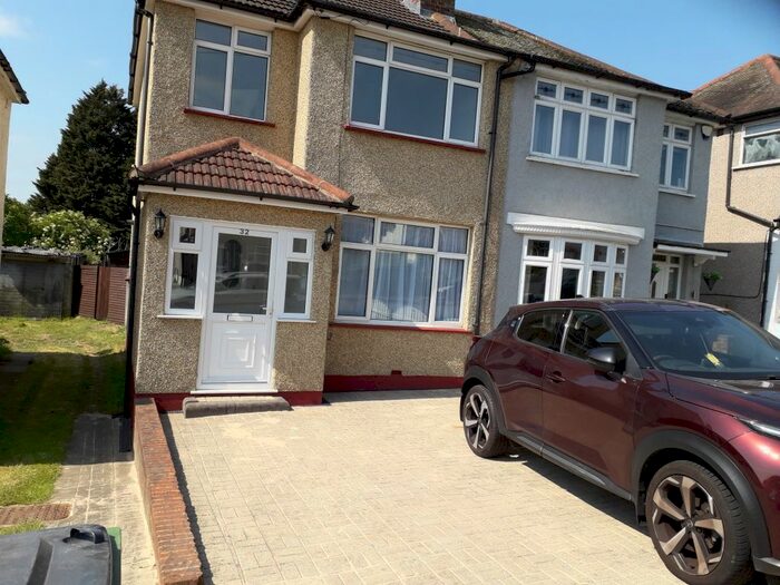 3 Bedroom Semi-Detached House To Rent In Warland Road, Plumstead, London, SE18
