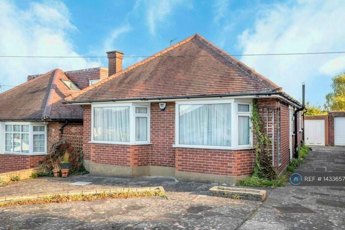 3 Bedroom Bungalow To Rent In Elmfield Road, Potters Bar, EN6