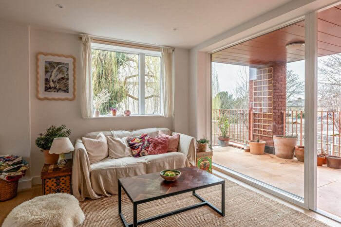 2 Bedroom Apartment For Sale In Nunhead Lane, London, SE15