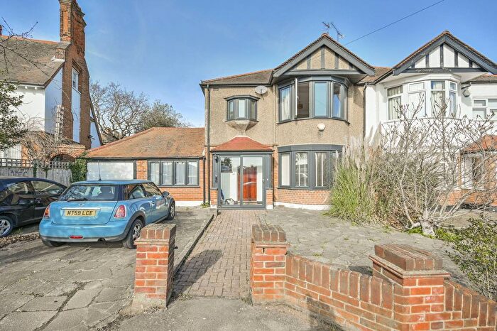 3 Bedroom Flat To Rent In Nutter Lane, Wanstead, London, E11