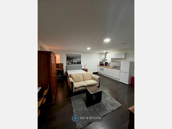 Studio To Rent In Paisley Road West, Glasgow, G51