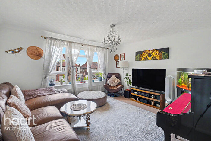 2 Bedroom Apartment For Sale In Chase Road, London, N14
