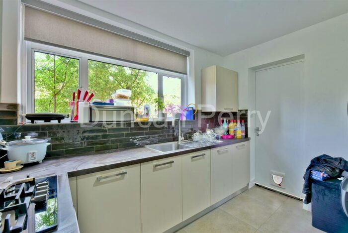4 Bedroom Detached House For Sale In Tolmers Avenue, Cuffley, EN6