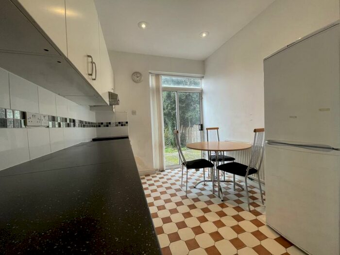 4 Bedroom Semi-Detached House To Rent In Golders Manor Drive, Golders Green/hampstead, NW11
