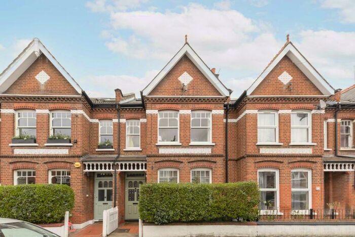 3 Bedroom Flat To Rent In Dinsmore Road, Balham, SW12