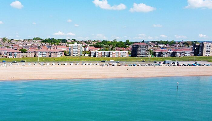 2 Bedroom Flat For Sale In Sutton Place, Bexhill-On-Sea, TN40