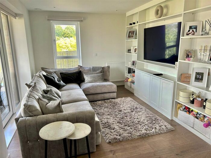 2 Bedroom Flat To Rent In Frogmore Avenue, Watford, Hertfordshire, WD17