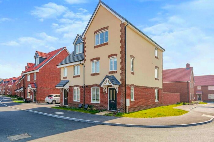 4 Bedroom Semi-Detached House To Rent In Linnet Grove, Didcot, OX11