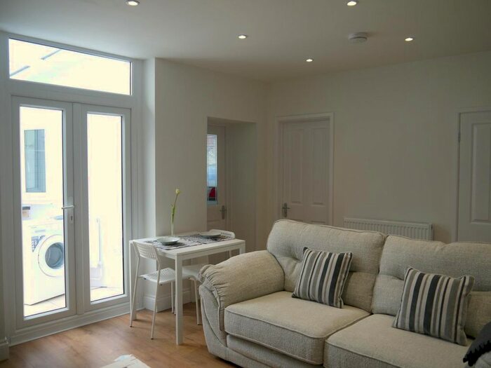 2 Bedroom Flat To Rent In Westbury Street, Swansea, SA1