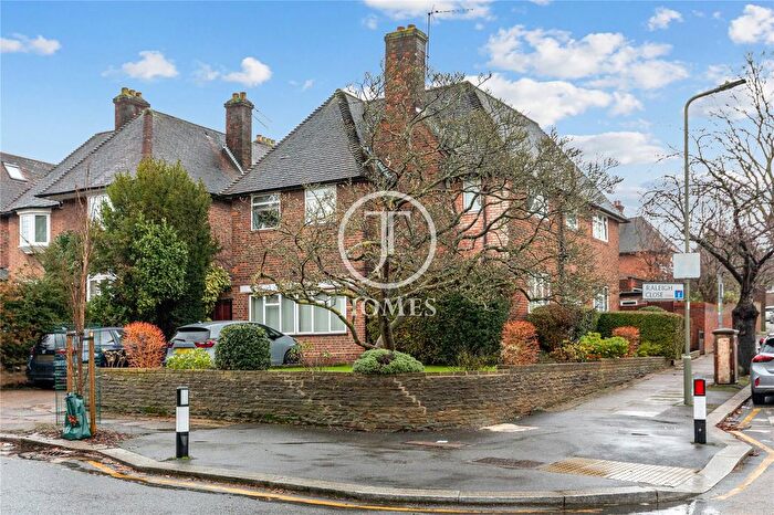 4 Bedroom Property For Sale In Wykeham Road, London, NW4